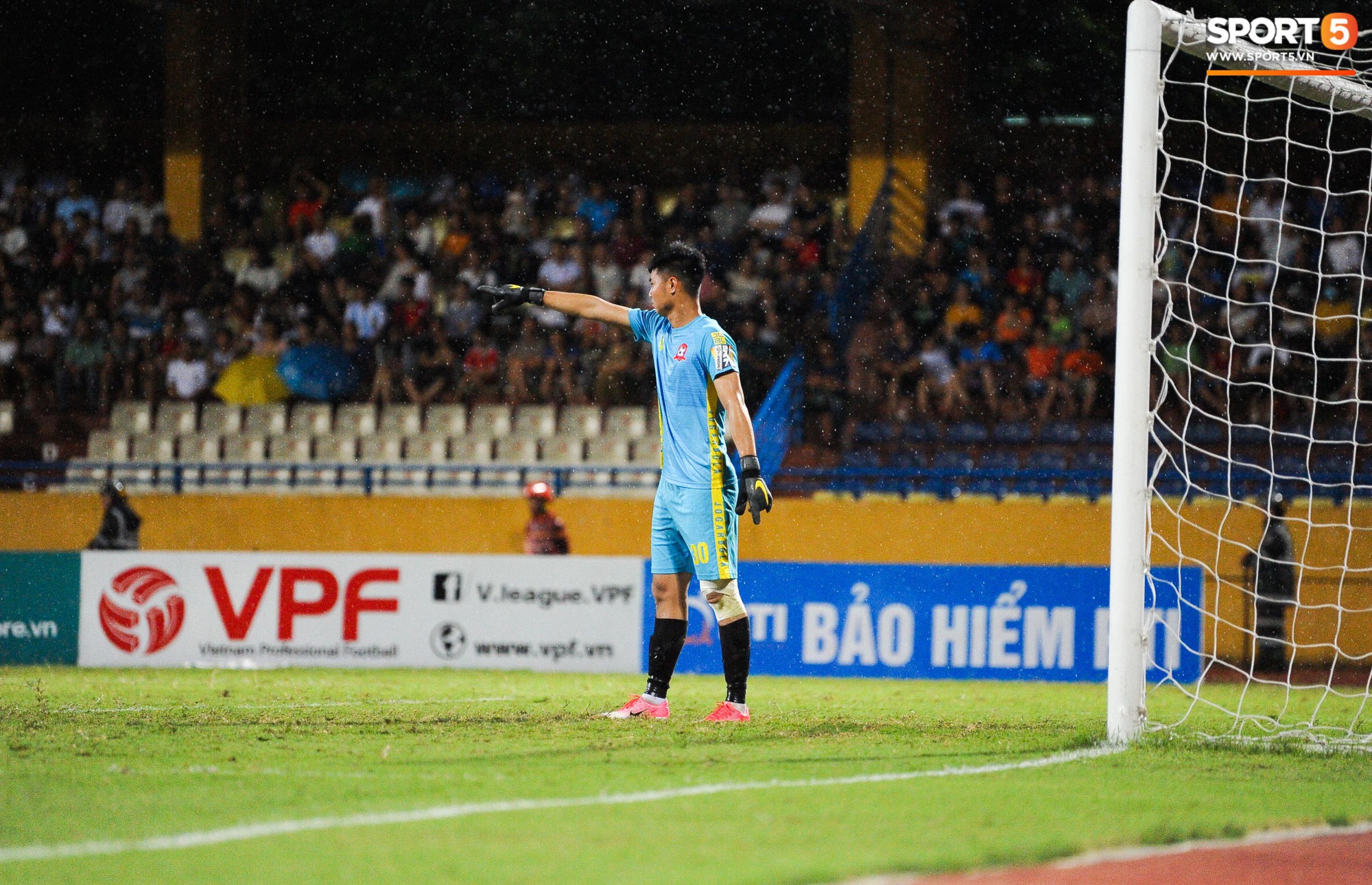 Thủ môn trẻ tài năng của U23 Việt Nam nhận lời cảnh báo sau trận thuỷ chiến trên sân Hàng Đẫy - Ảnh 5.