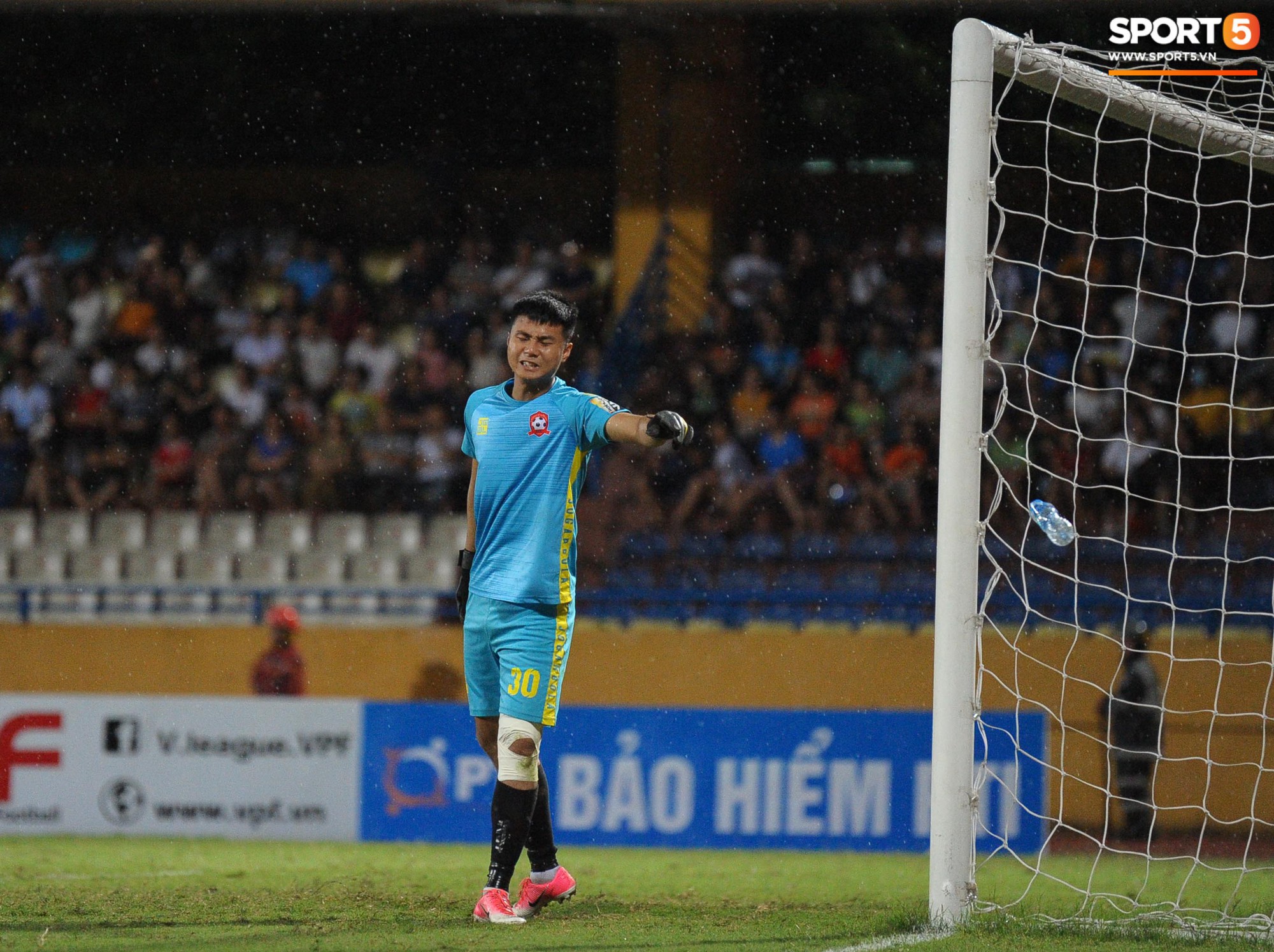 Thủ môn trẻ tài năng của U23 Việt Nam nhận lời cảnh báo sau trận thuỷ chiến trên sân Hàng Đẫy - Ảnh 6.