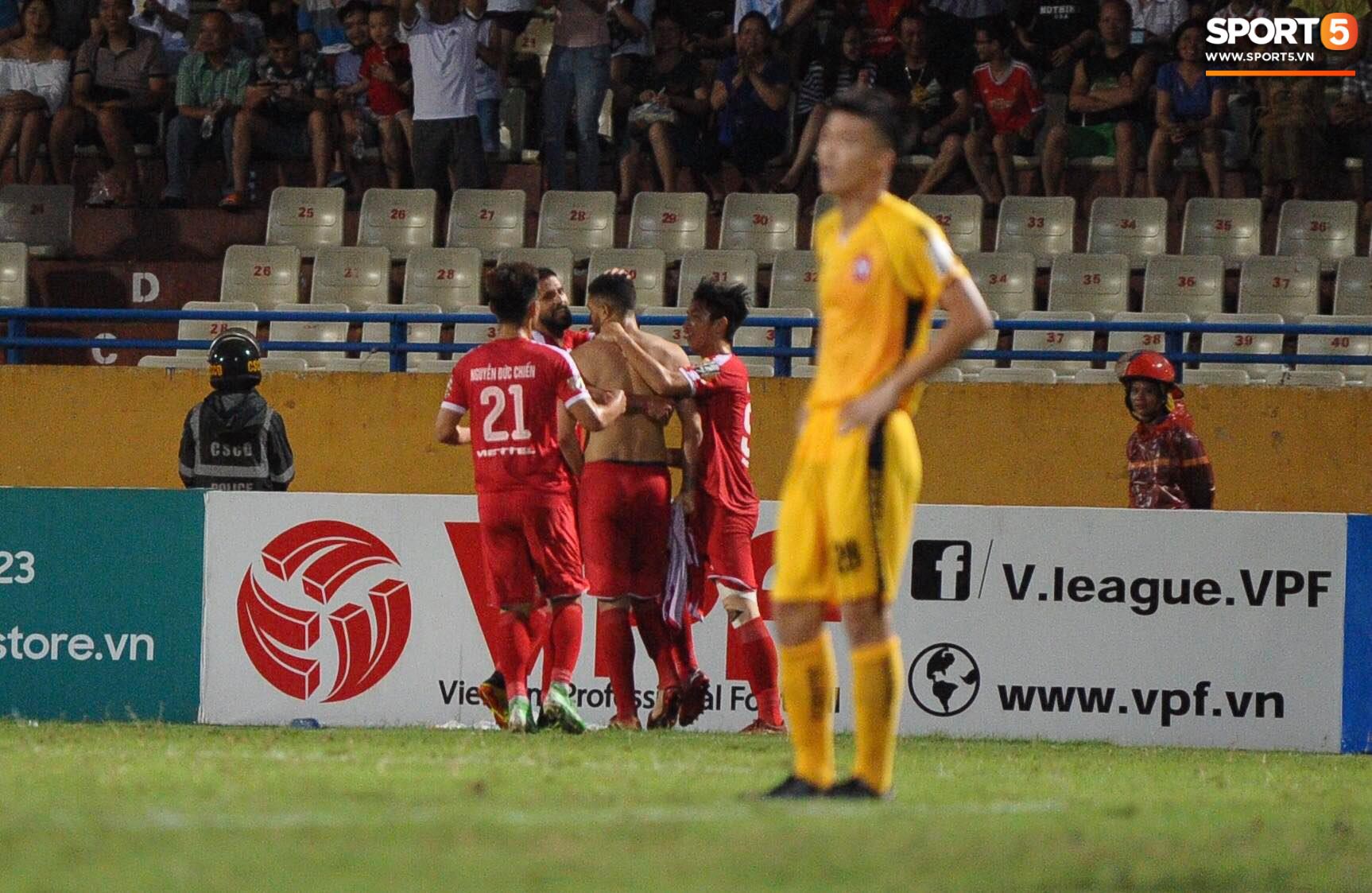 Thủ môn trẻ tài năng của U23 Việt Nam nhận lời cảnh báo sau trận thuỷ chiến trên sân Hàng Đẫy - Ảnh 9.