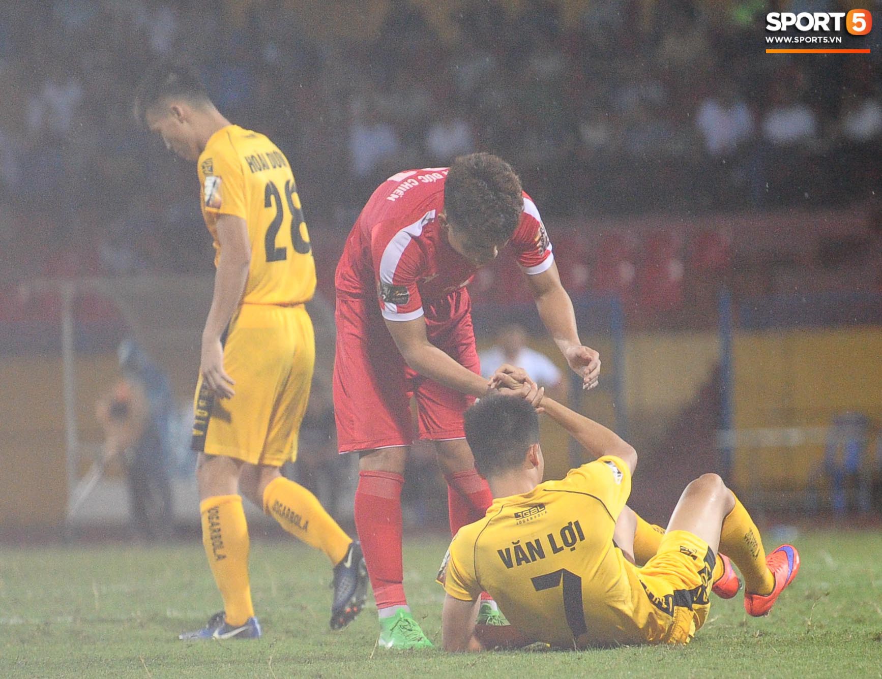 Thủ môn trẻ tài năng của U23 Việt Nam nhận lời cảnh báo sau trận thuỷ chiến trên sân Hàng Đẫy - Ảnh 10.