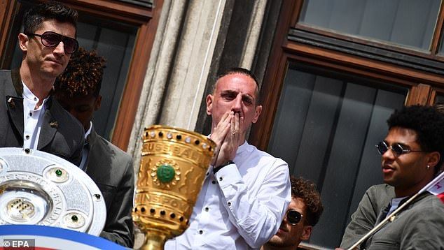 Franck Ribery đổ lệ trong ngày ăn mừng của Bayern Munich - Ảnh 4.