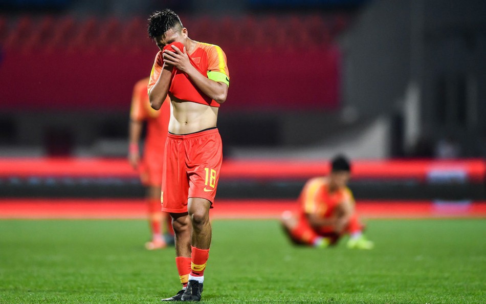 Thua thảm trước hàng xóm của Việt Nam bởi những sai lầm khó tin, các cầu thủ Trung Quốc suy sụp, gục khóc nức nở - Ảnh 7.