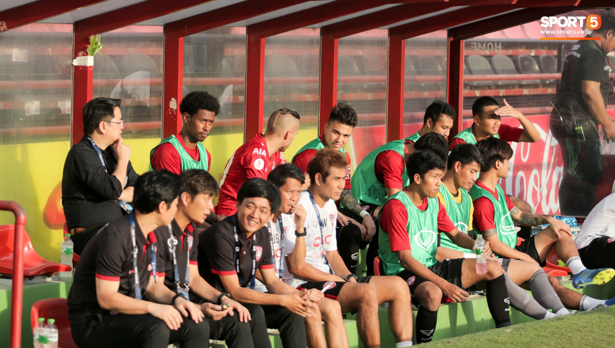 Đội bóng của Văn Lâm cầu may bằng bùa lạ, giải vận đen sau chuỗi thành tích bết bát - Ảnh 1.