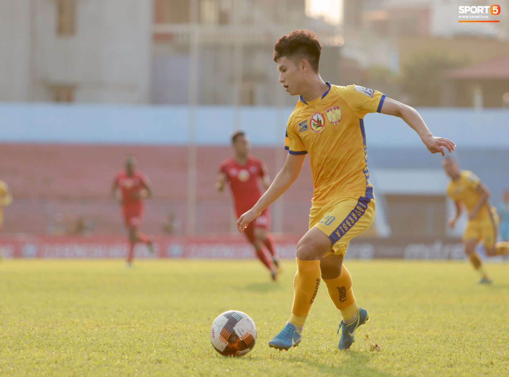 Đức Chinh dẹp tan nghi ngờ bằng bàn thắng vào lưới đội đầu bảng V.League, tân binh U23 tỏa sáng giúp Thanh Hóa nối dài chuỗi trận bất bại - Ảnh 1.