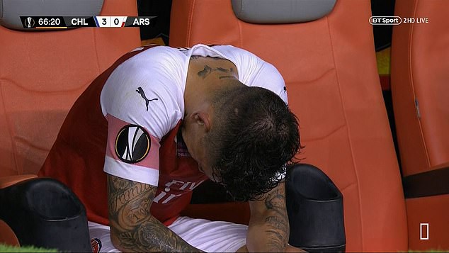 Xót xa hình ảnh cầu thủ bật khóc trong bất lực khi bị thay ra vào thời điểm đội nhà đang thua cực đậm tại giải đấu danh giá của châu Âu - Ảnh 3.