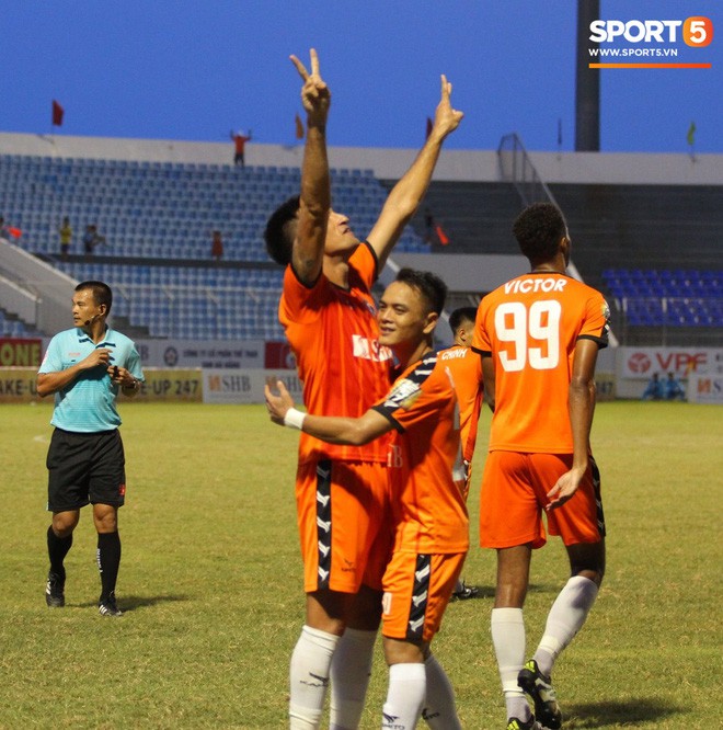 Đức Chinh dẹp tan nghi ngờ bằng bàn thắng vào lưới đội đầu bảng V.League, tân binh U23 tỏa sáng giúp Thanh Hóa nối dài chuỗi trận bất bại - Ảnh 4.