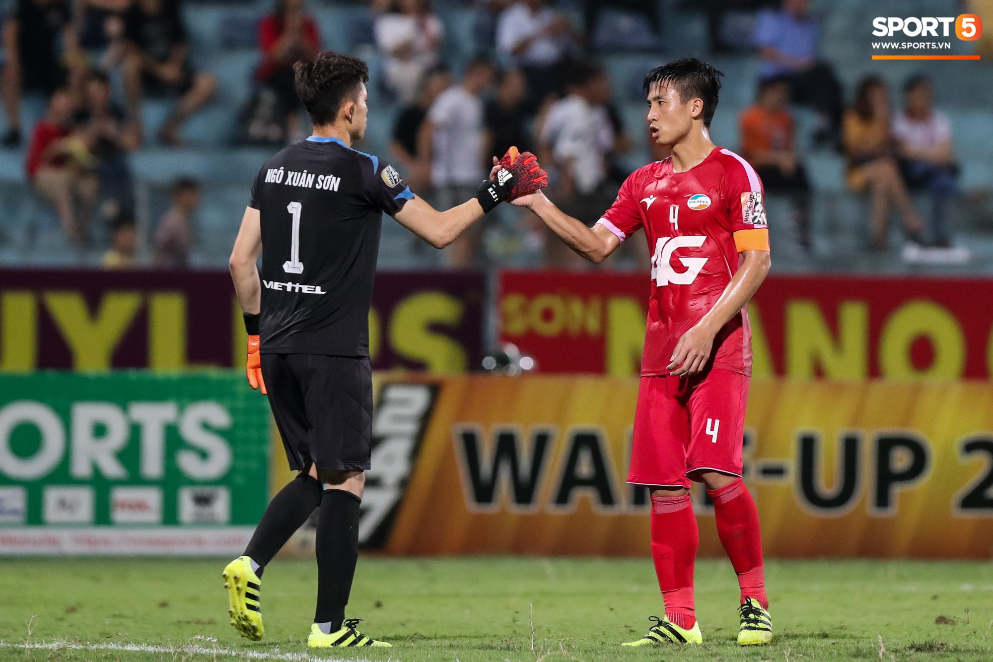 Thầy Park đầy suy tư khi chứng kiến Hải Quế, Tiến Dũng để thủng lưới tới 3 bàn trong trận đấu với Quảng Ninh - Ảnh 1.