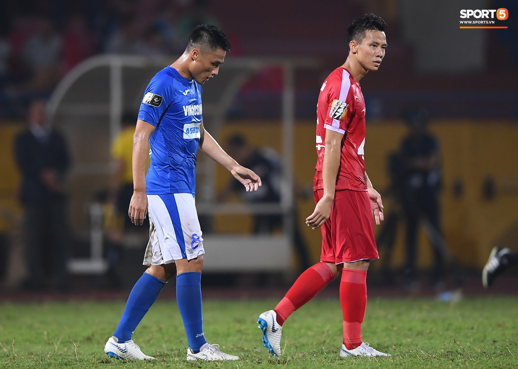 Thầy Park đầy suy tư khi chứng kiến Hải Quế, Tiến Dũng để thủng lưới tới 3 bàn trong trận đấu với Quảng Ninh - Ảnh 2.