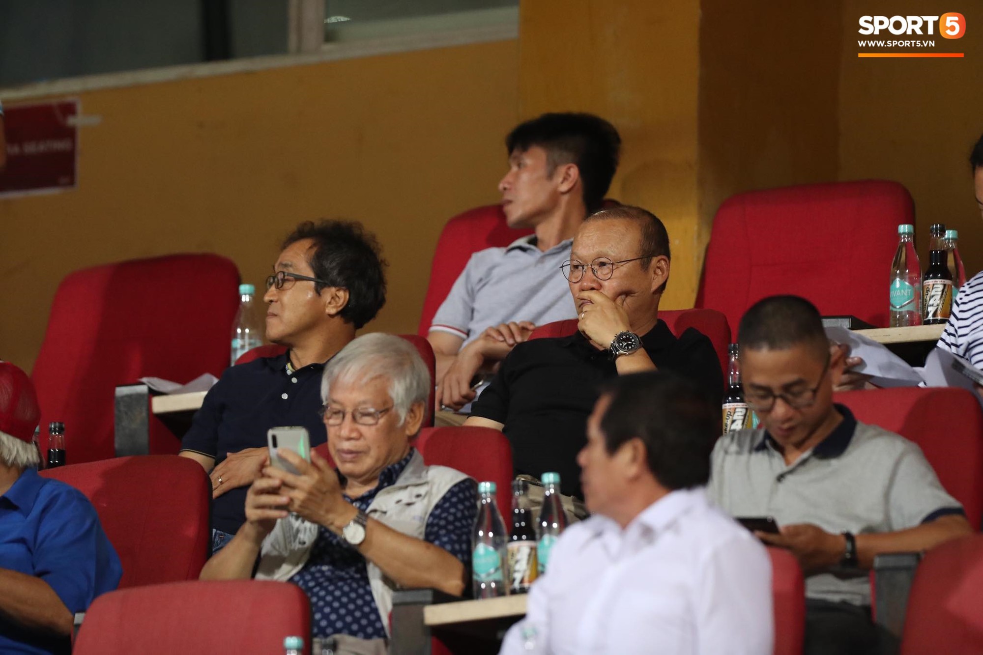 Thầy Park đầy suy tư khi chứng kiến Hải Quế, Tiến Dũng để thủng lưới tới 3 bàn trong trận đấu với Quảng Ninh - Ảnh 4.