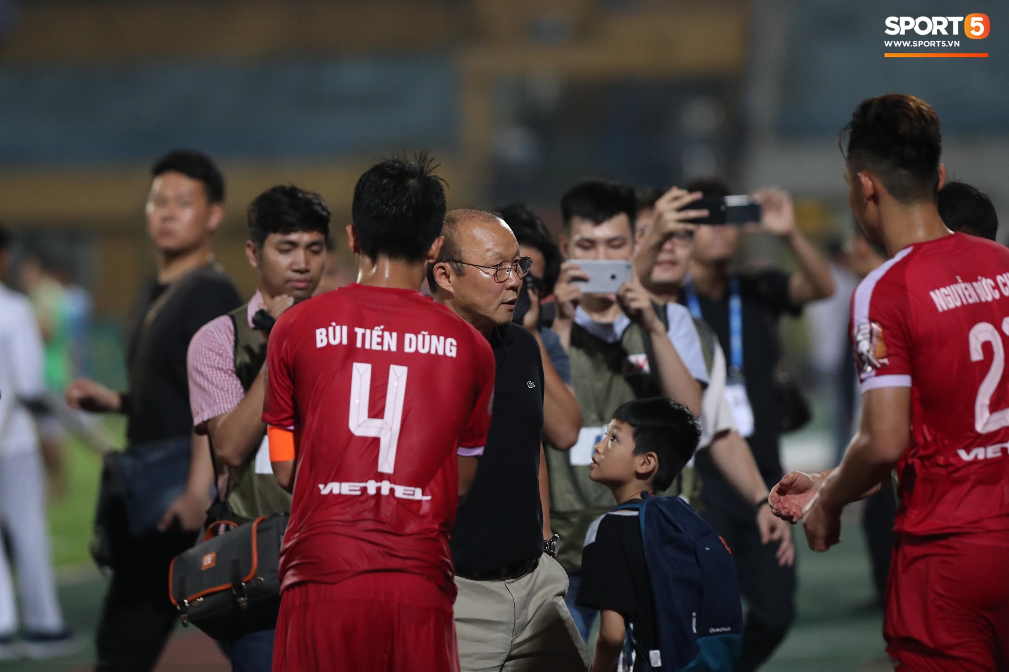 Thầy Park đầy suy tư khi chứng kiến Hải Quế, Tiến Dũng để thủng lưới tới 3 bàn trong trận đấu với Quảng Ninh - Ảnh 9.
