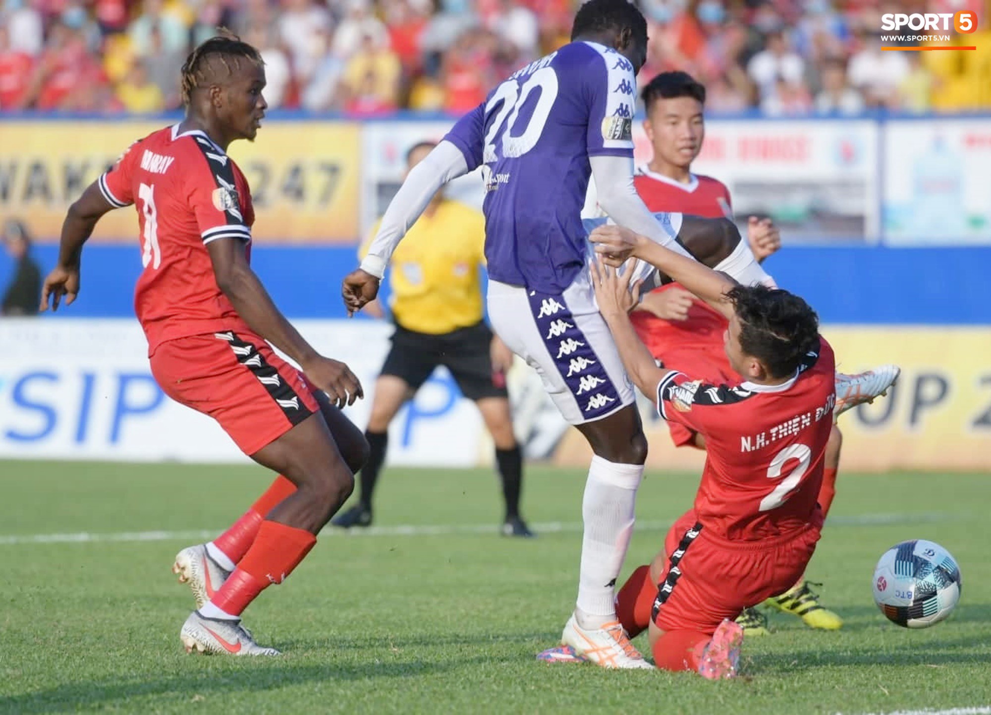 Trọng tài dùng tay ngăn cầu thủ U22 Việt Nam cắn lưỡi sau pha va chạm dẫn đến bất tỉnh ở trận CLB Bình Dương - Hà Nội FC - Ảnh 2.