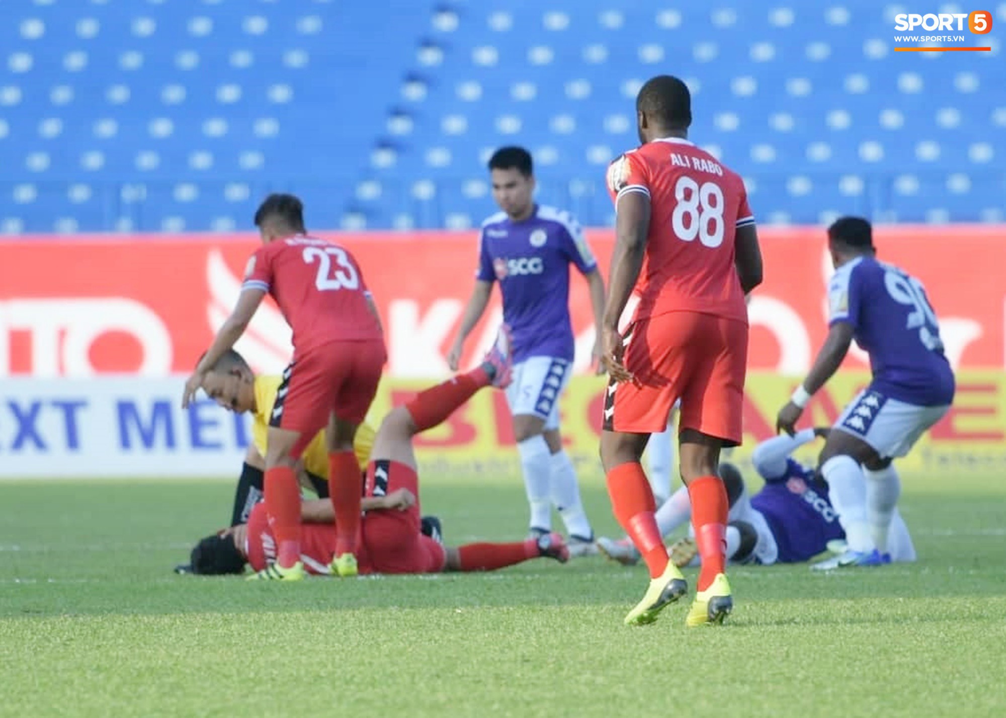 Trọng tài dùng tay ngăn cầu thủ U22 Việt Nam cắn lưỡi sau pha va chạm dẫn đến bất tỉnh ở trận CLB Bình Dương - Hà Nội FC - Ảnh 3.