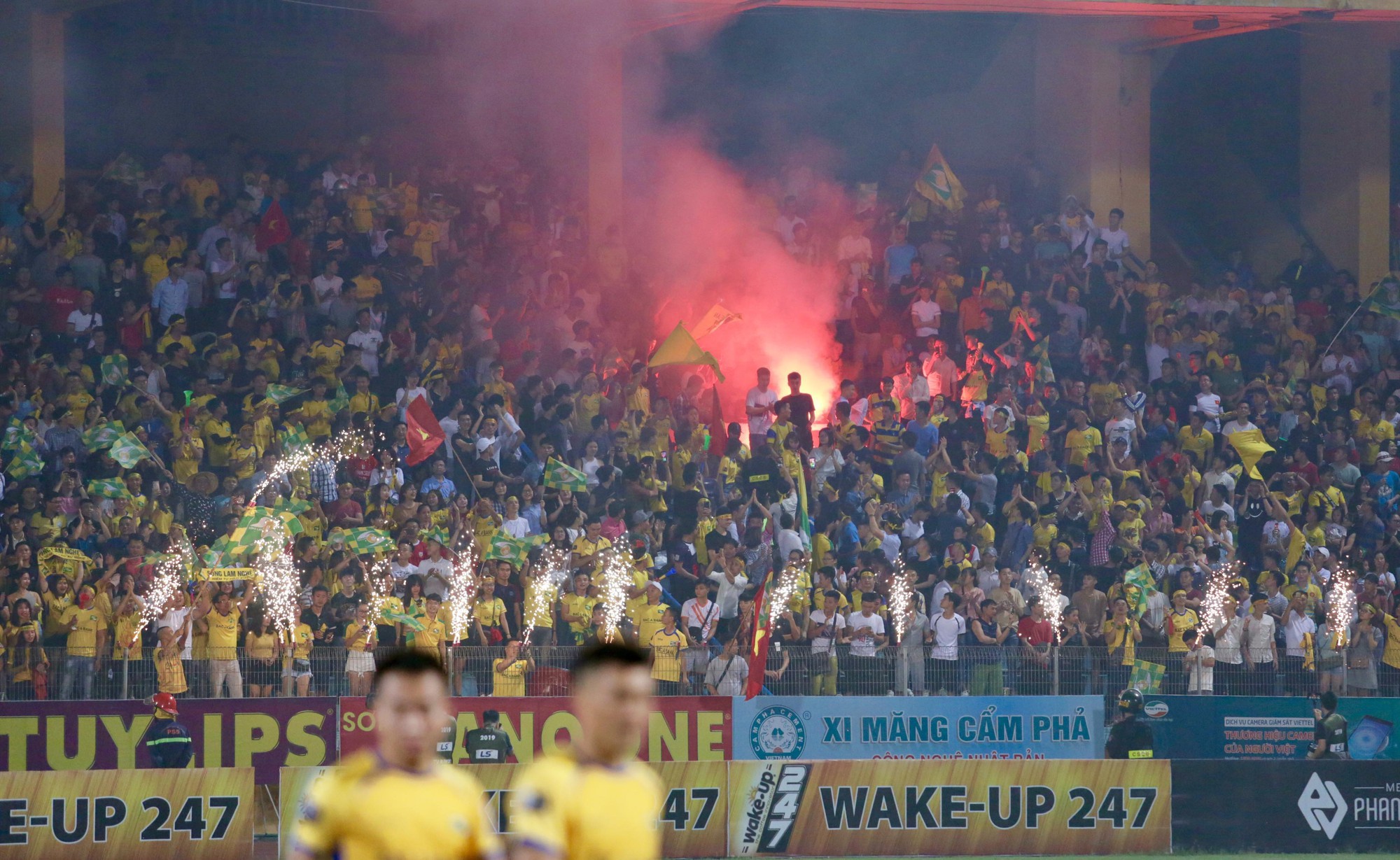 Hàng Đẫy lại rực lửa pháo sáng trong trận đấu Viettel FC gặp SLNA - Ảnh 2.
