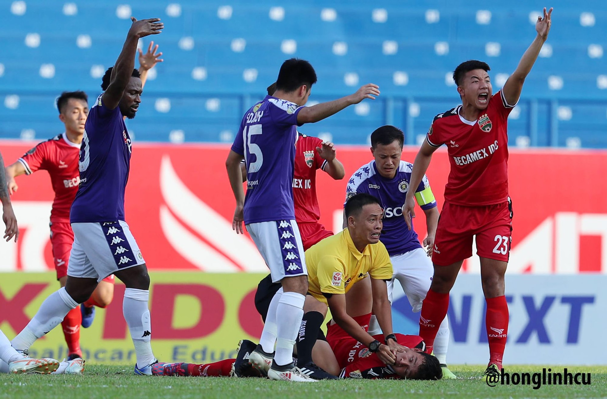 Trọng tài dùng tay ngăn cầu thủ U22 Việt Nam cắn lưỡi sau pha va chạm dẫn đến bất tỉnh ở trận CLB Bình Dương - Hà Nội FC - Ảnh 4.