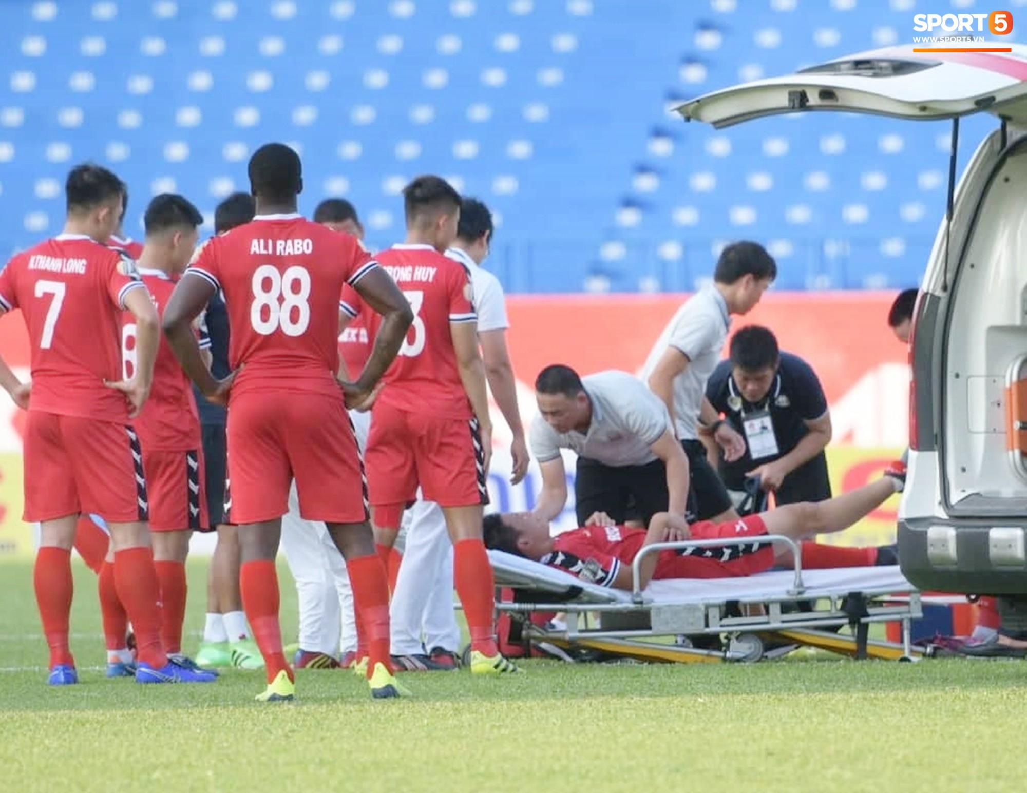 Trọng tài dùng tay ngăn cầu thủ U22 Việt Nam cắn lưỡi sau pha va chạm dẫn đến bất tỉnh ở trận CLB Bình Dương - Hà Nội FC - Ảnh 5.