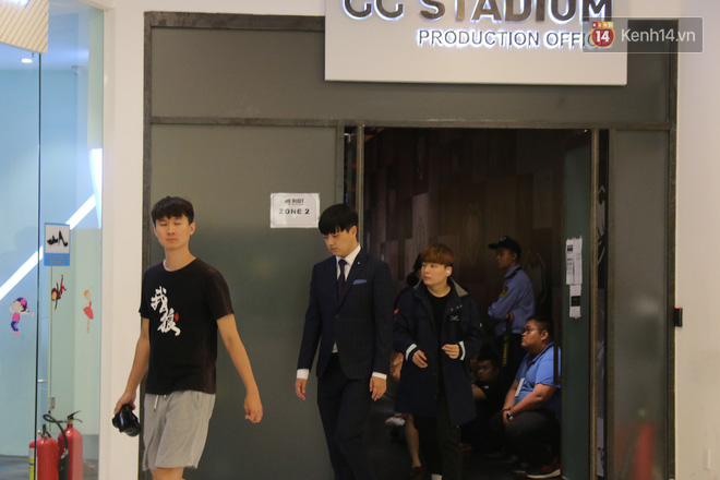 Chuyên nghiệp như MSI 2019, game thủ đến nhà thi đấu được hộ tống bởi vệ sĩ đẹp trai - Ảnh 3.