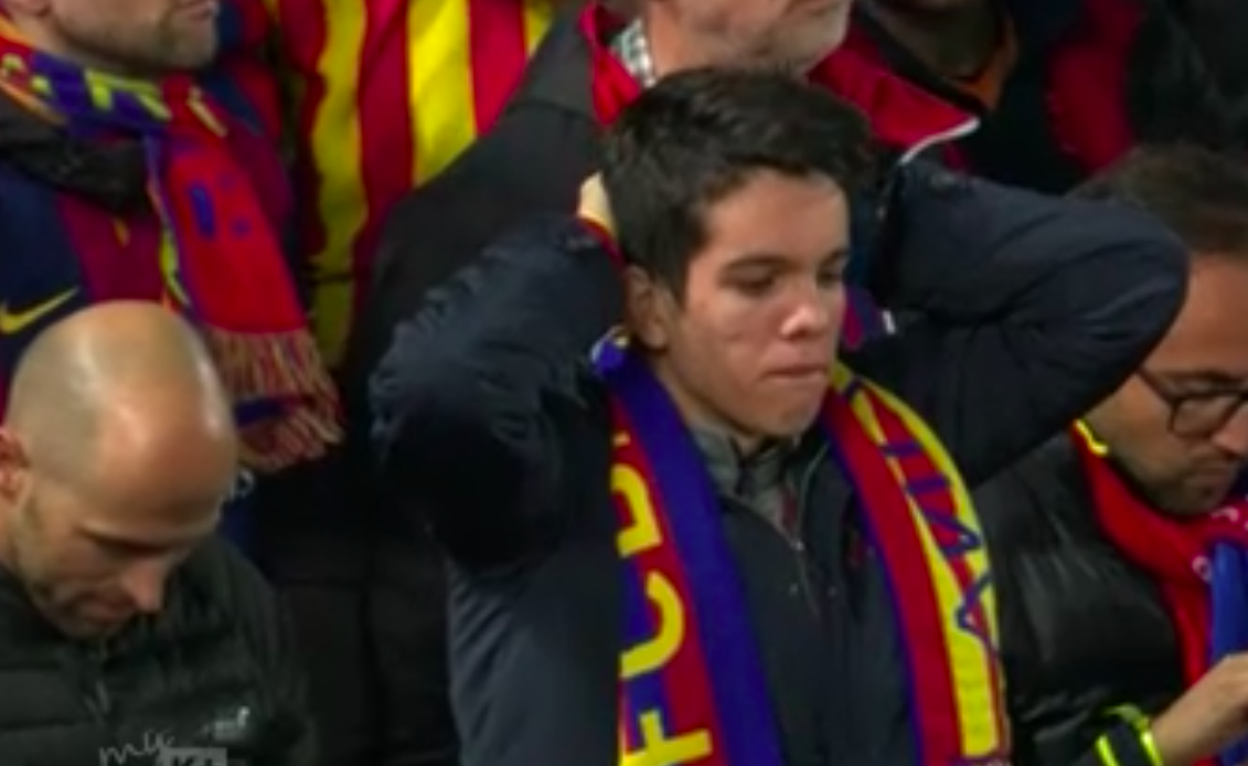 Xót xa trước cảnh fan Barcelona chết lặng, bật khóc đau đớn khi tận mắt chứng kiến đội nhà chịu màn ngược dòng lịch sử - Ảnh 1.