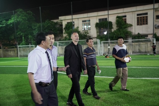 Huyền thoại Manchester United chung tay phát triển bóng đá học đường ở Việt Nam - Ảnh 2.