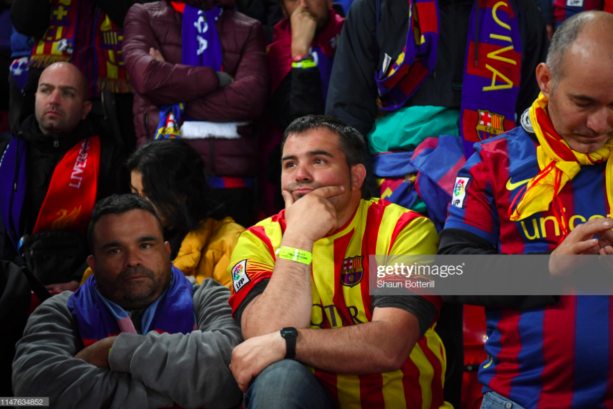 Xót xa trước cảnh fan Barcelona chết lặng, bật khóc đau đớn khi tận mắt chứng kiến đội nhà chịu màn ngược dòng lịch sử - Ảnh 3.