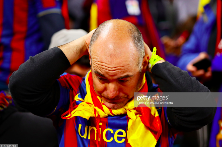 Xót xa trước cảnh fan Barcelona chết lặng, bật khóc đau đớn khi tận mắt chứng kiến đội nhà chịu màn ngược dòng lịch sử - Ảnh 4.