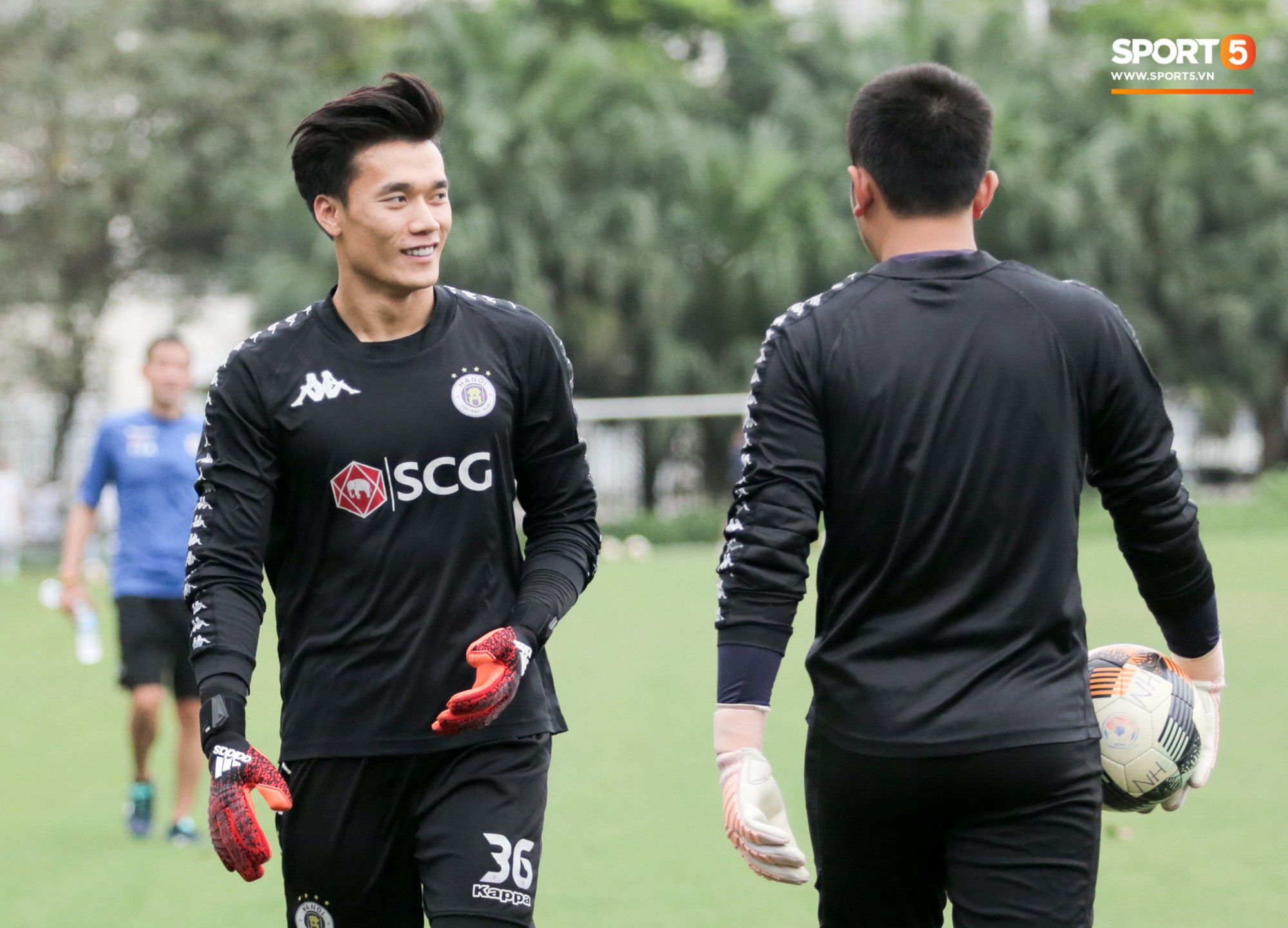 Quang Hải bấm bóng, ghi bàn đẳng cấp vào lưới Tiến Dũng trong buổi tập của Hà Nội FC - Ảnh 2.