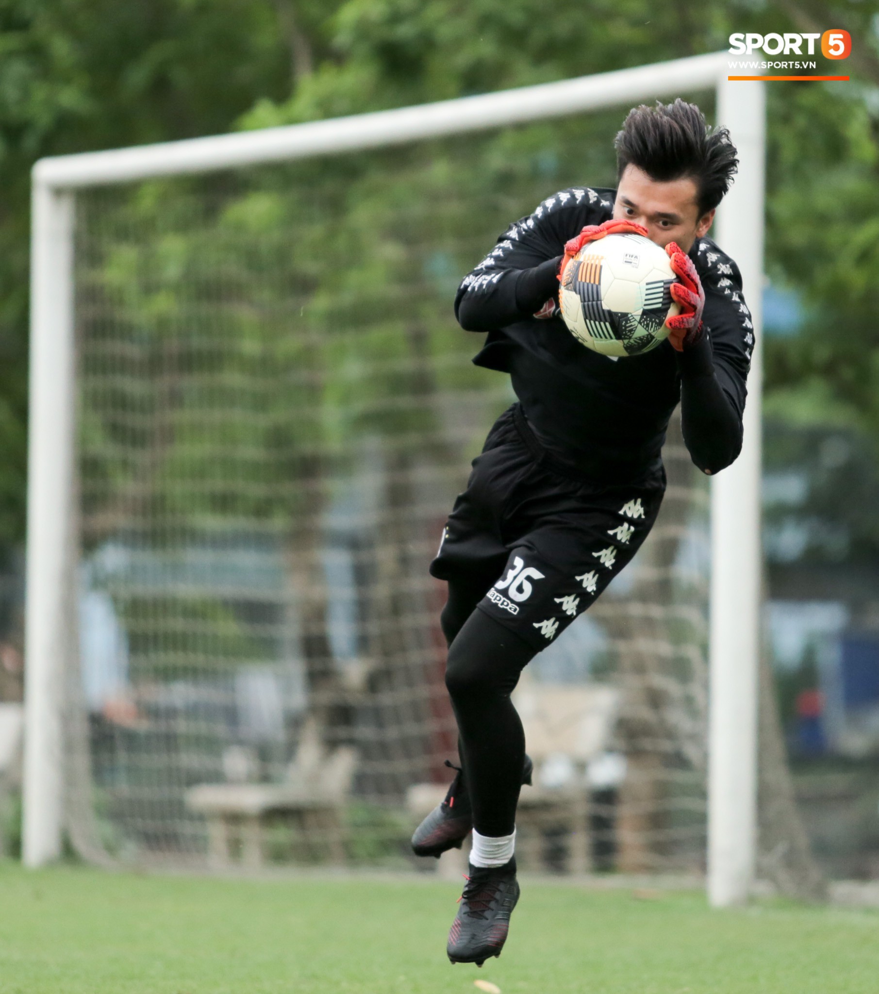 Quang Hải bấm bóng, ghi bàn đẳng cấp vào lưới Tiến Dũng trong buổi tập của Hà Nội FC - Ảnh 10.