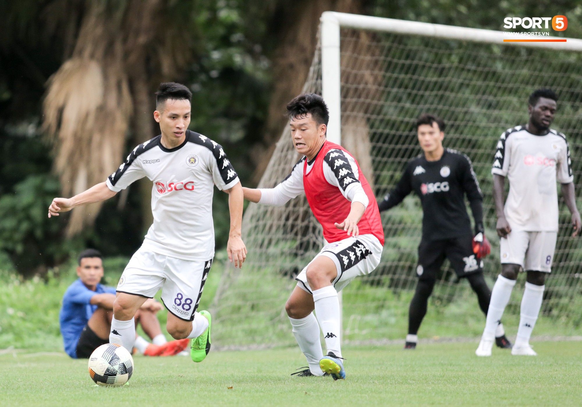 Quang Hải bấm bóng, ghi bàn đẳng cấp vào lưới Tiến Dũng trong buổi tập của Hà Nội FC - Ảnh 11.