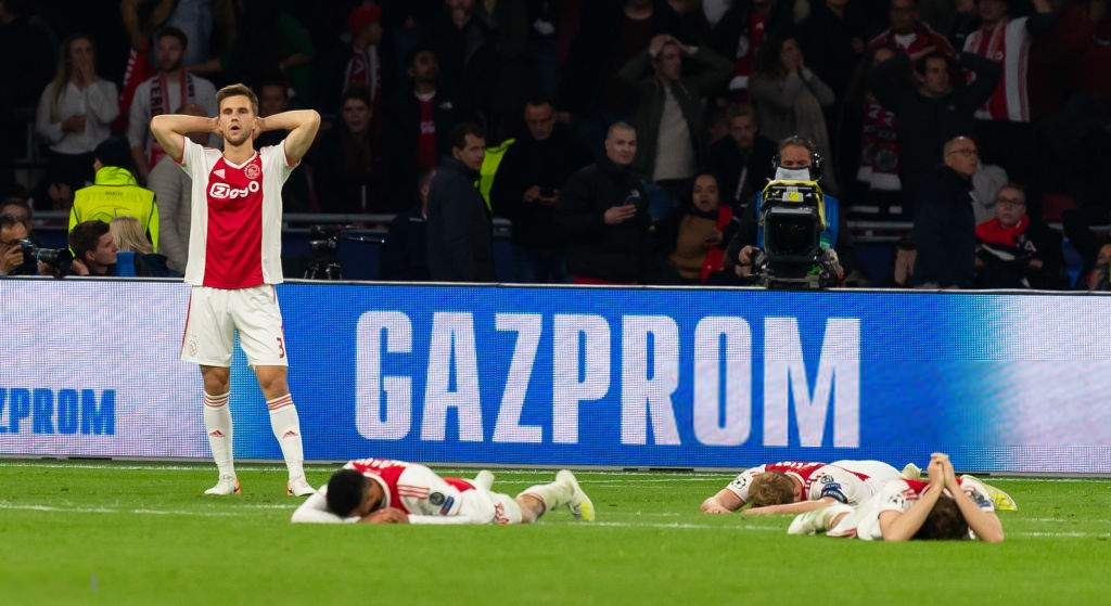 Những hình ảnh tràn ngập đau thương của Ajax Amsterdam sau khi bị đội bóng của Son Heung-min kết liễu ở giây bù giờ cuối cùng - Ảnh 2.