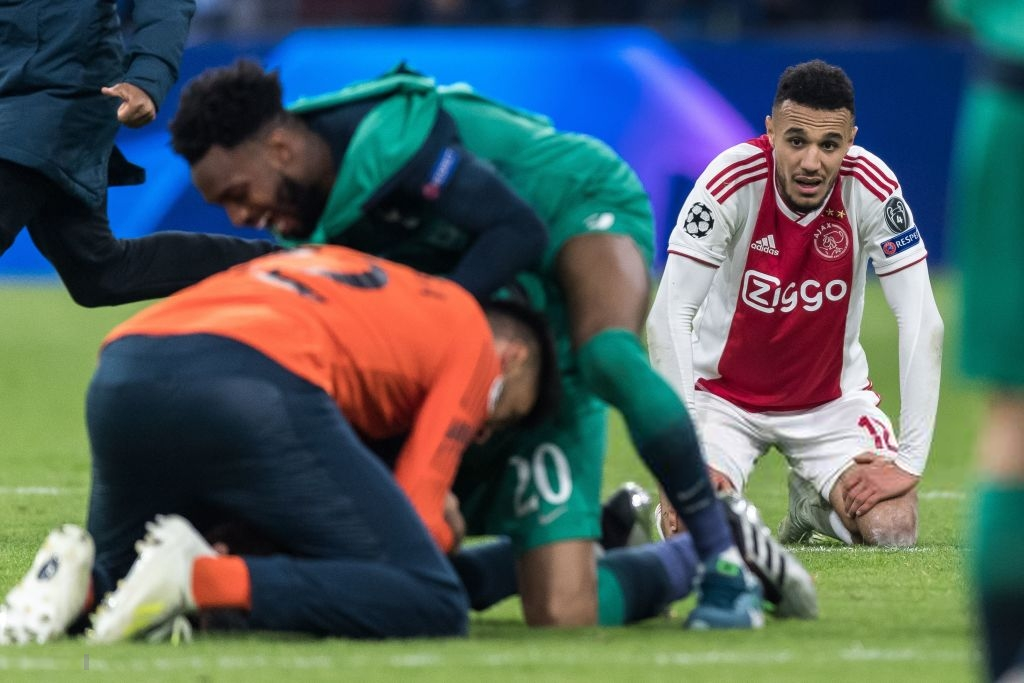 Những hình ảnh tràn ngập đau thương của Ajax Amsterdam sau khi bị đội bóng của Son Heung-min kết liễu ở giây bù giờ cuối cùng - Ảnh 4.