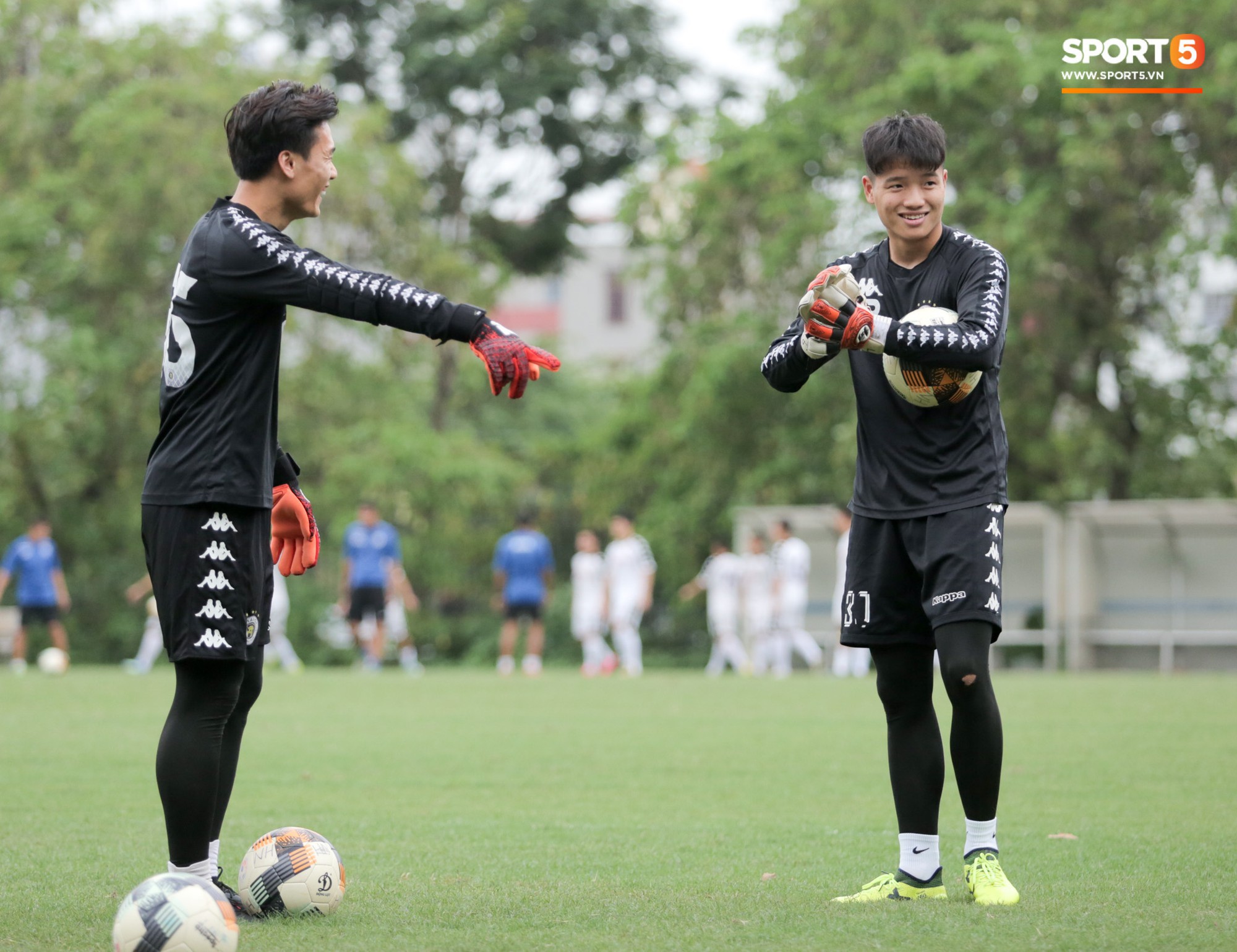 Quang Hải bấm bóng, ghi bàn đẳng cấp vào lưới Tiến Dũng trong buổi tập của Hà Nội FC - Ảnh 8.