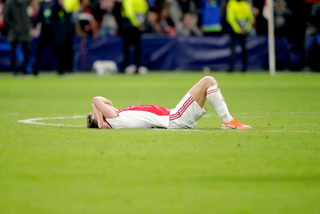 Những hình ảnh tràn ngập đau thương của Ajax Amsterdam sau khi bị đội bóng của Son Heung-min kết liễu ở giây bù giờ cuối cùng - Ảnh 5.