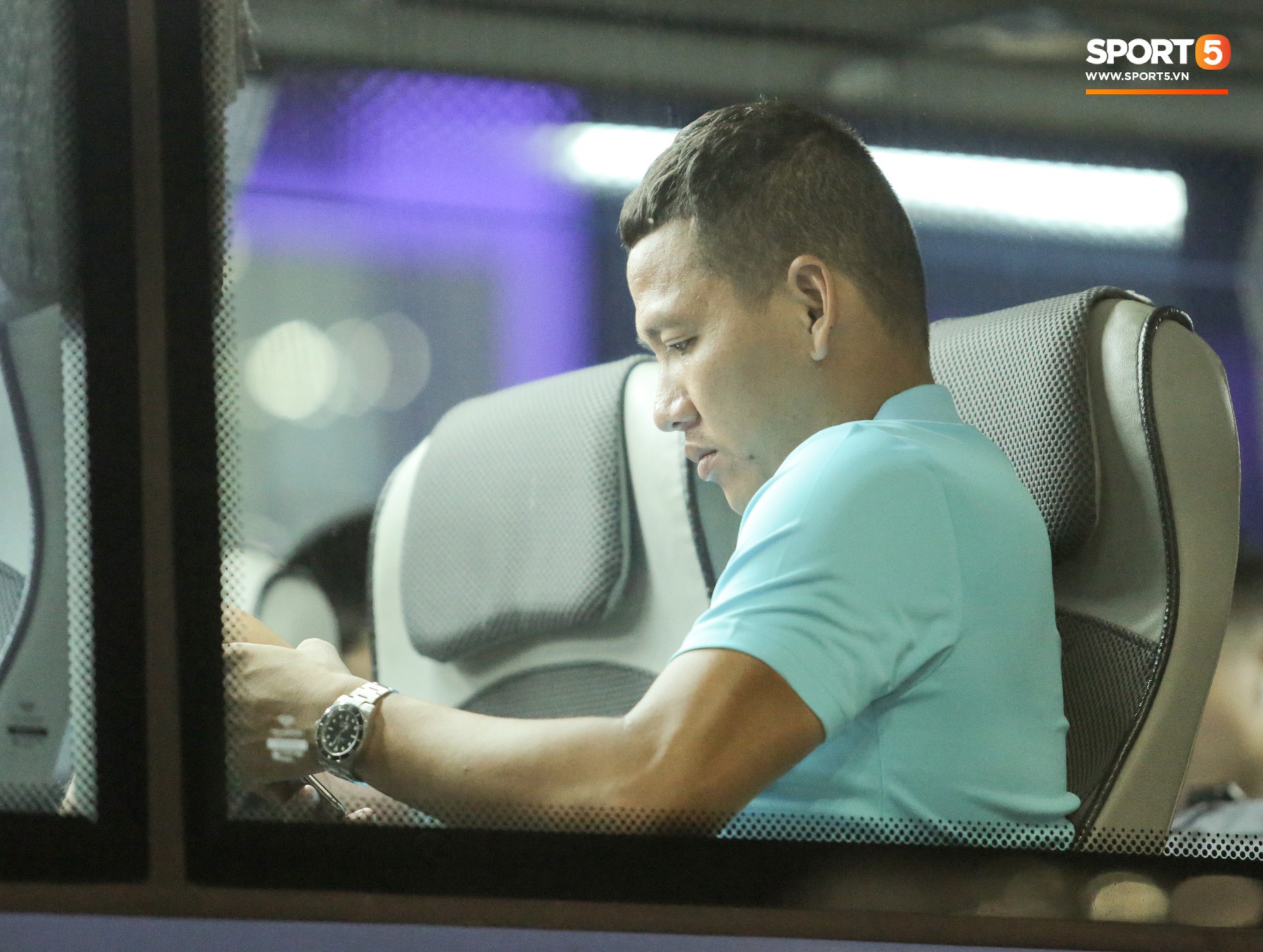 Tuấn Anh trầm tư đọc sáng trên đường di chuyển về khách sạn ngay sau khi đặt chân tới Thái Lan - Ảnh 11.