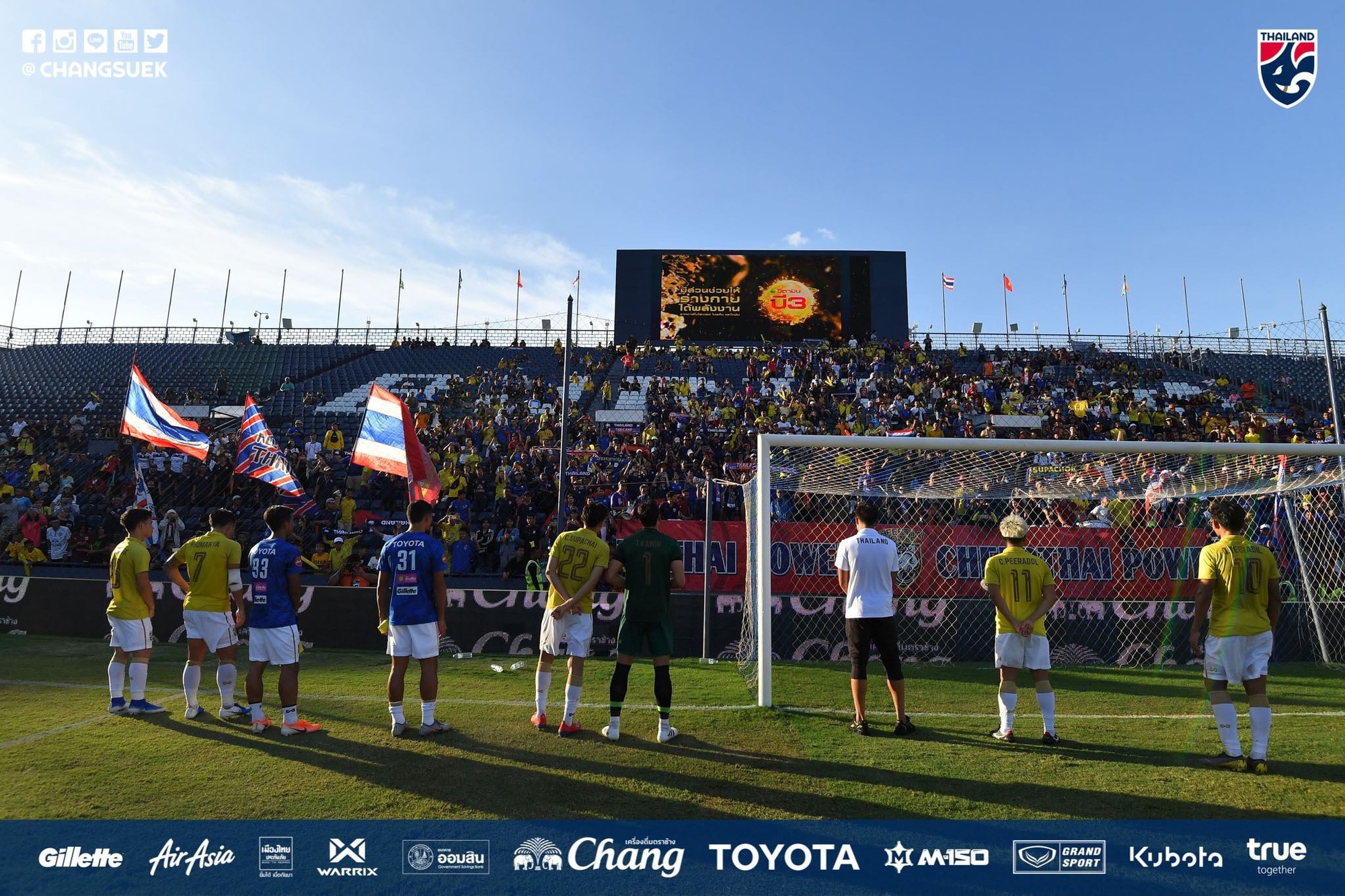 Chưa hết cay đắng sau thất bại trước Việt Nam, tuyển Thái Lan còn bị fan nước nhà phản đối vì lý do bất ngờ này - Ảnh 1.