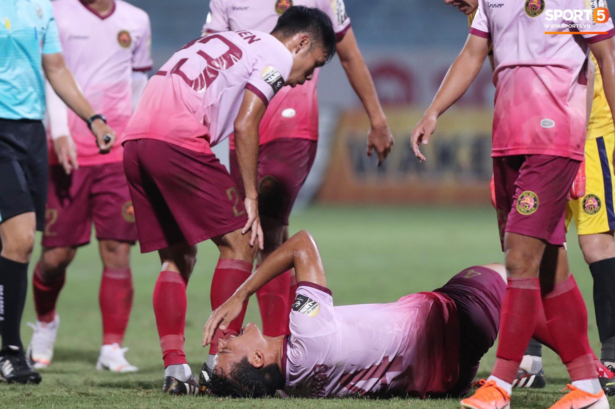 Góc có tâm: Fan Hà Nội FC nhường quạt cho Đình Trọng, Duy Mạnh để làm mát khi ngồi ký tặng - Ảnh 9.