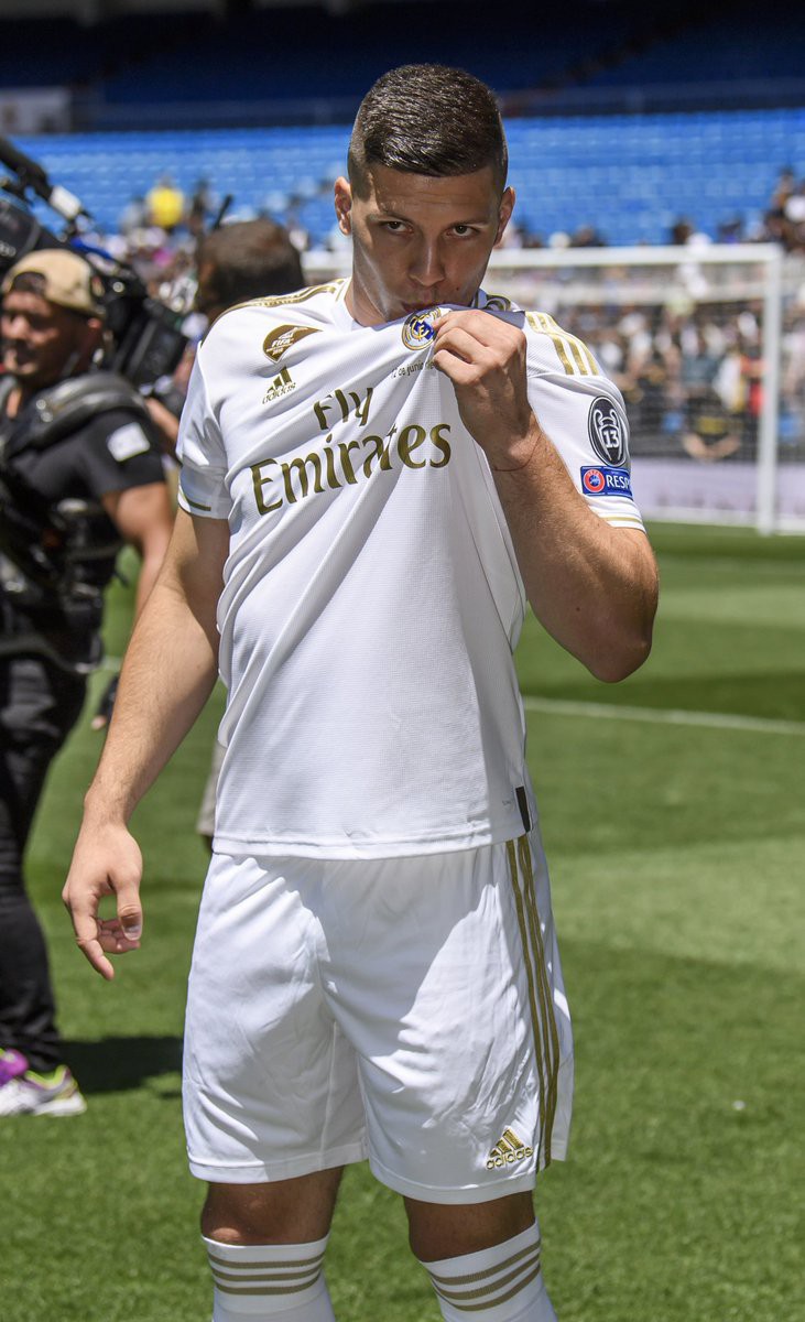 Tân binh siêu đẹp trai trị giá 1.600 tỷ VNĐ của Real Madrid ra mắt khán giả với khuôn mặt lạnh như tiền - Ảnh 2.
