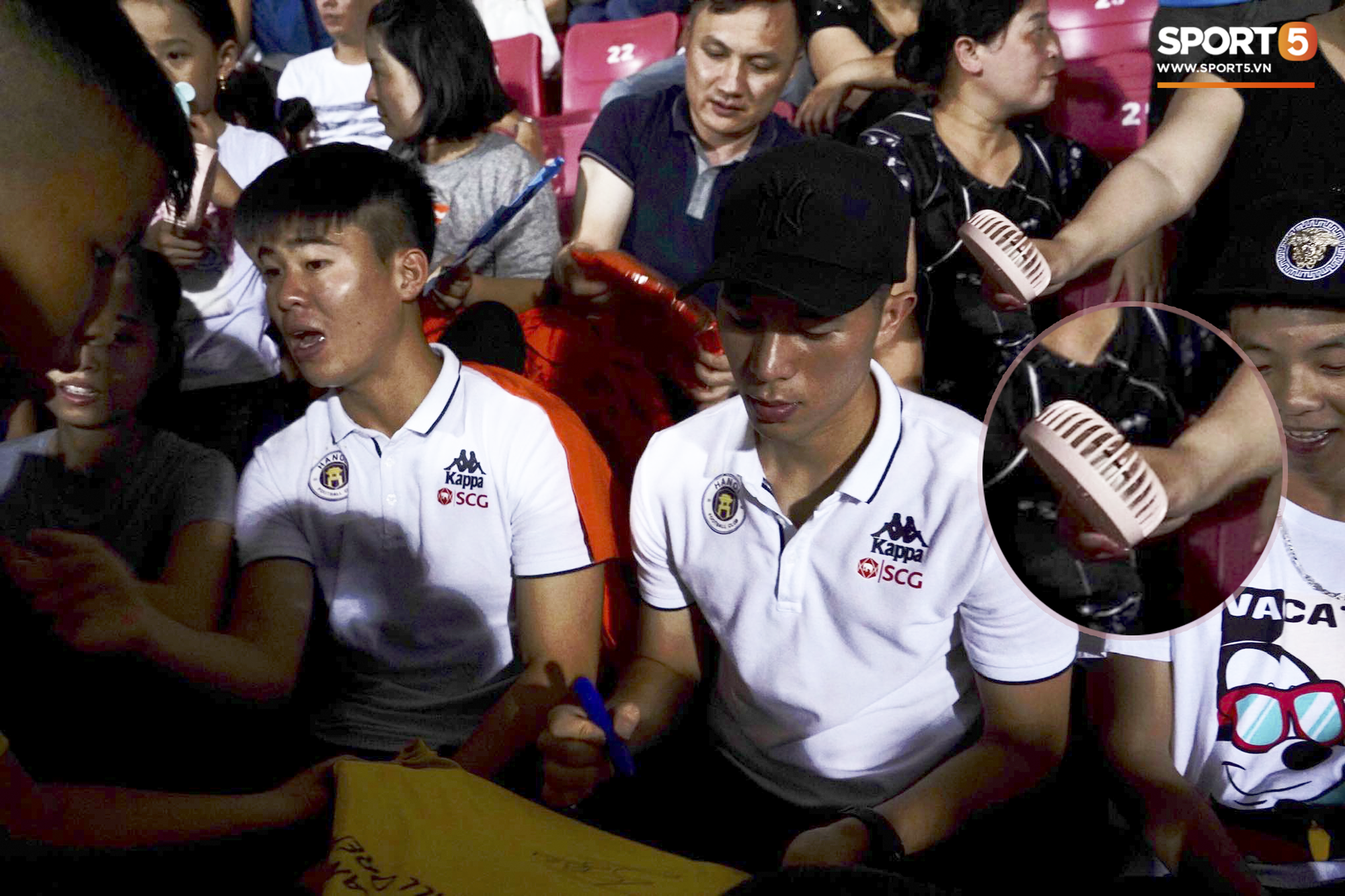 Góc có tâm: Fan Hà Nội FC nhường quạt cho Đình Trọng, Duy Mạnh để làm mát khi ngồi ký tặng - Ảnh 2.