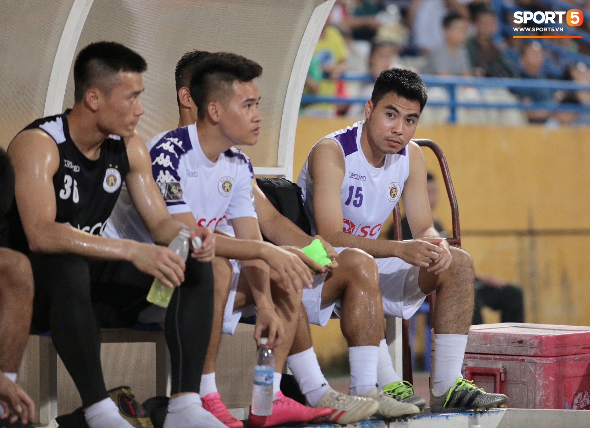 Góc có tâm: Fan Hà Nội FC nhường quạt cho Đình Trọng, Duy Mạnh để làm mát khi ngồi ký tặng - Ảnh 7.