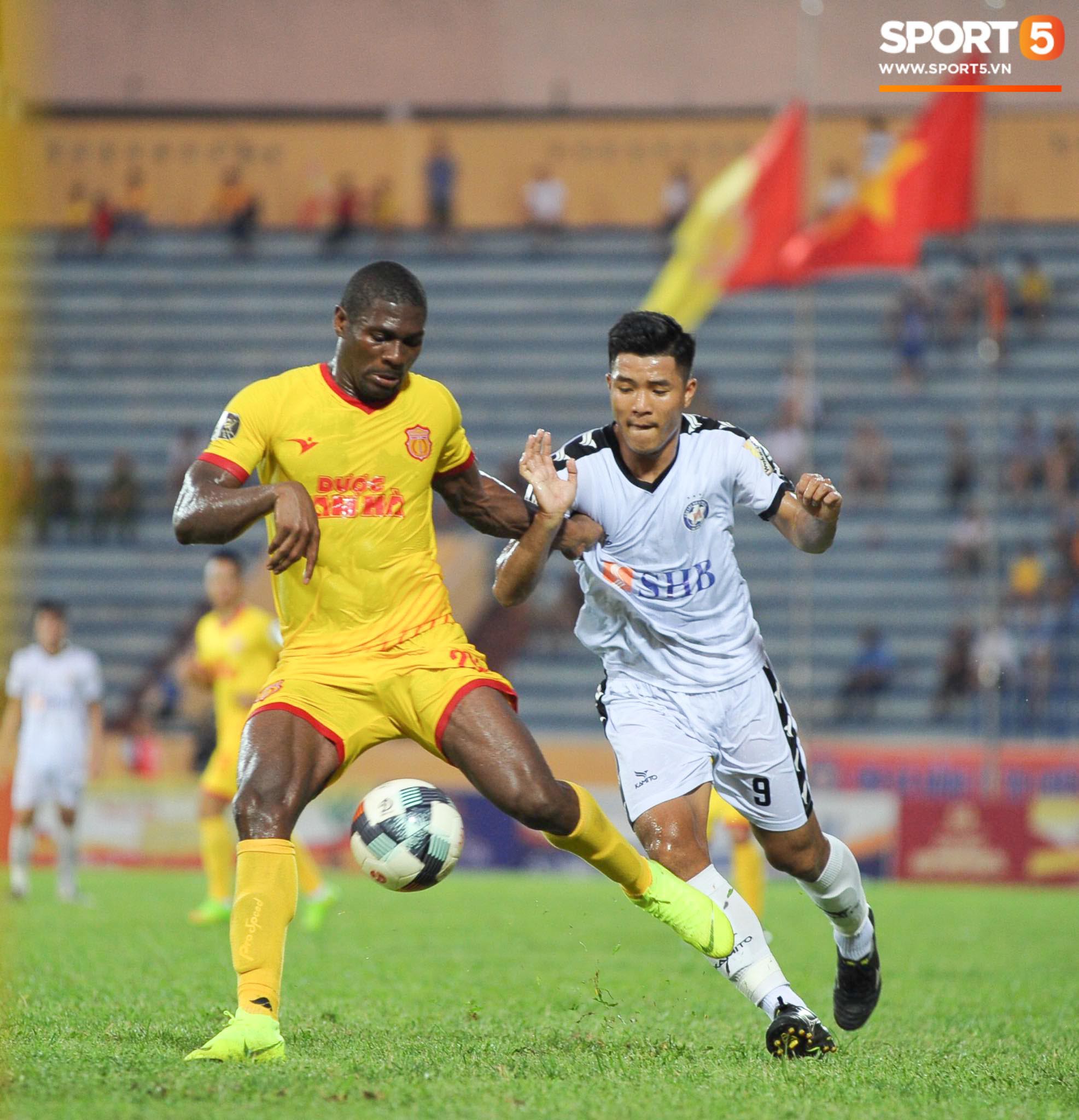 Đức Chinh không nỡ chia tay thầy Lee sau trận đấu với Nam Định tại vòng 13 V.League 2019 - Ảnh 1.