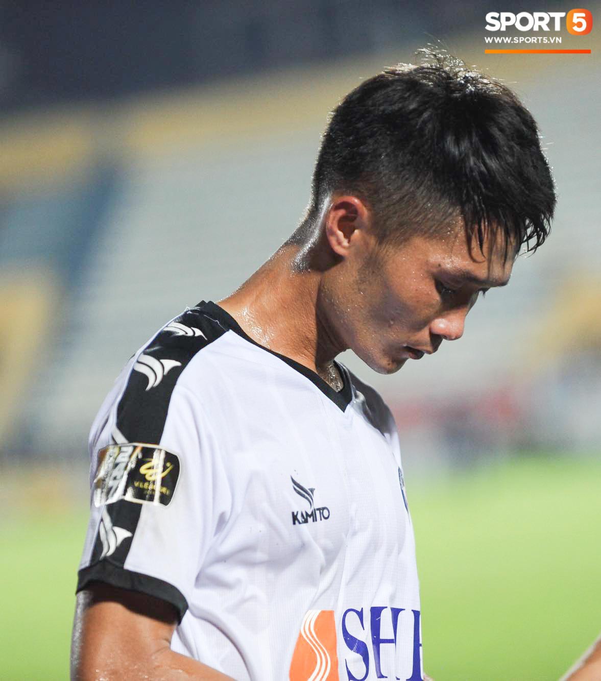 Đức Chinh không nỡ chia tay thầy Lee sau trận đấu với Nam Định tại vòng 13 V.League 2019 - Ảnh 11.