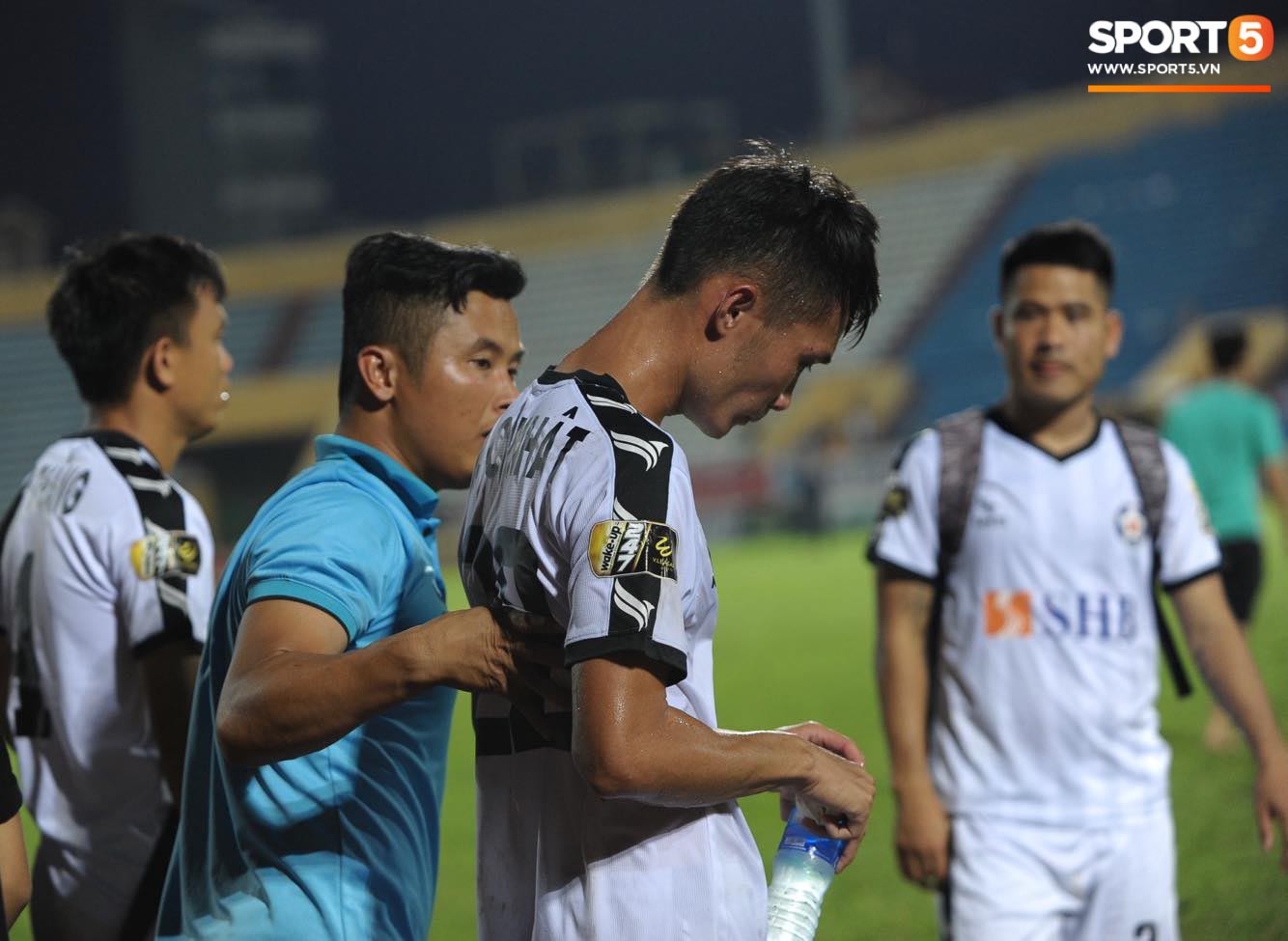 Đức Chinh không nỡ chia tay thầy Lee sau trận đấu với Nam Định tại vòng 13 V.League 2019 - Ảnh 12.