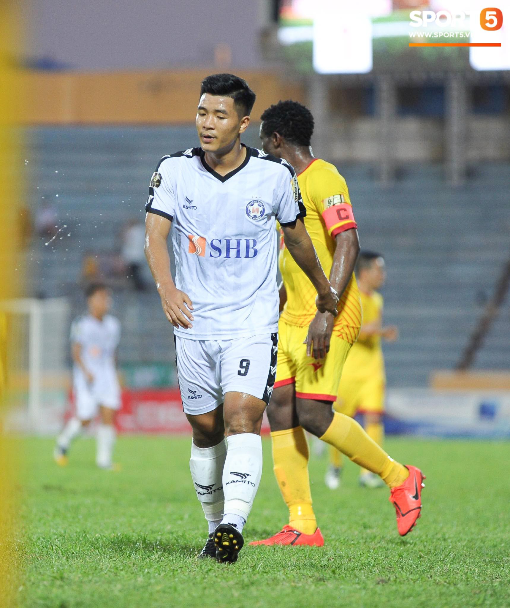 Đức Chinh không nỡ chia tay thầy Lee sau trận đấu với Nam Định tại vòng 13 V.League 2019 - Ảnh 2.