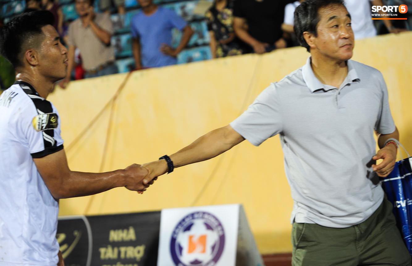 Đức Chinh không nỡ chia tay thầy Lee sau trận đấu với Nam Định tại vòng 13 V.League 2019 - Ảnh 6.