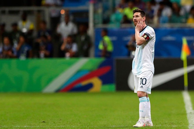 Messi mờ nhạt, ôm mặt thất vọng khi Argentina nhận thất bại muối mặt ở trận ra quân Copa America - Ảnh 1.