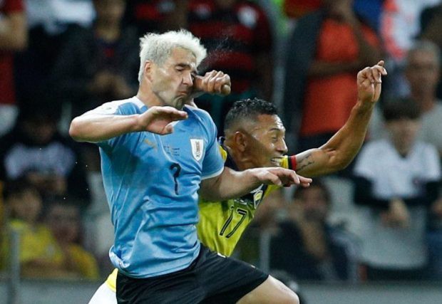 Trọng tài bẻ còi sau khi xem lại pha đánh yêu khiến đối phương đầm đìa máu tại Copa America 2019 - Ảnh 1.