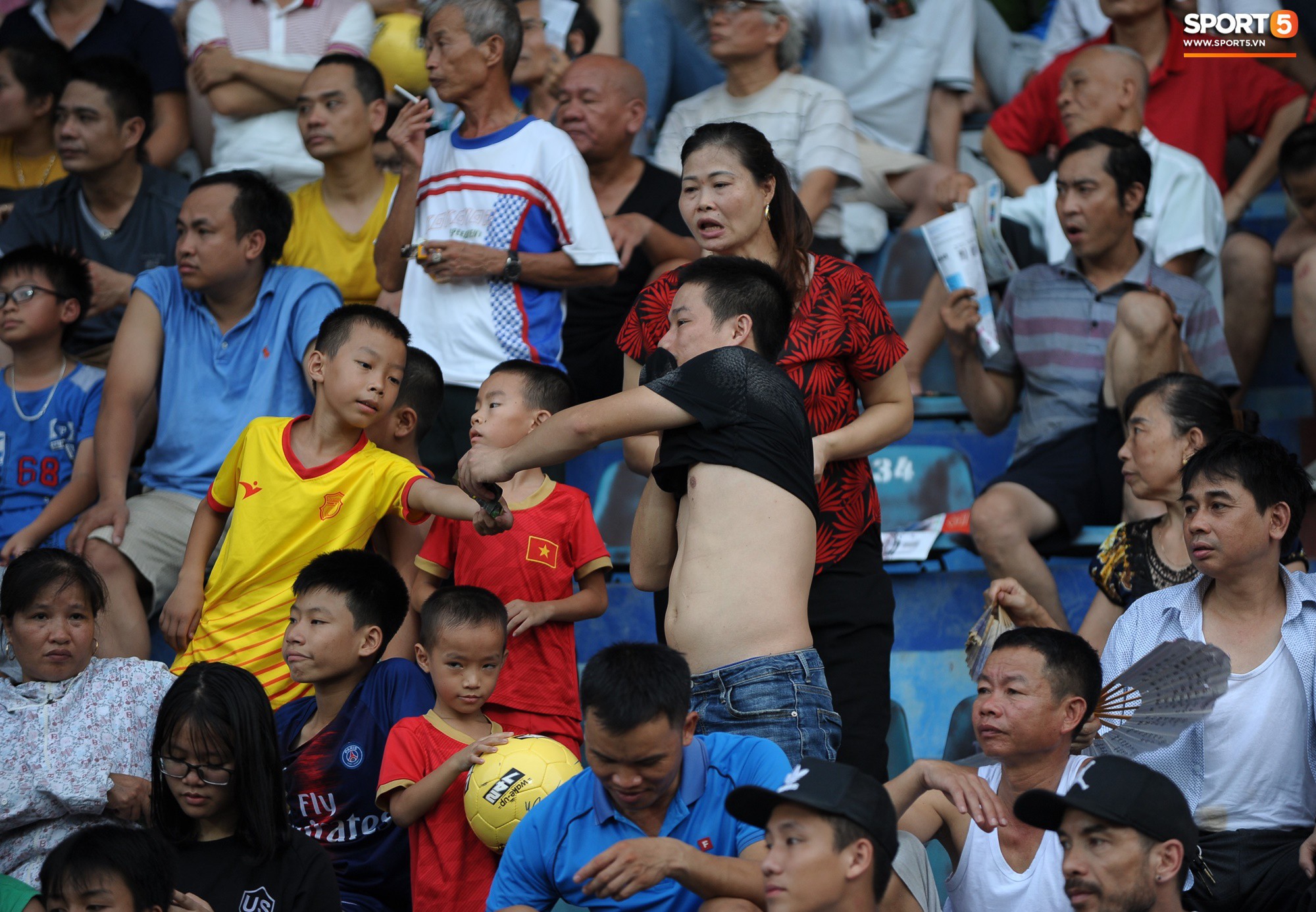 Không sở hữu nhiều tuyển thủ, sân Thiên Trường của Nam Định vẫn đông khán giả nhất lượt đi V.League 2019 - Ảnh 10.