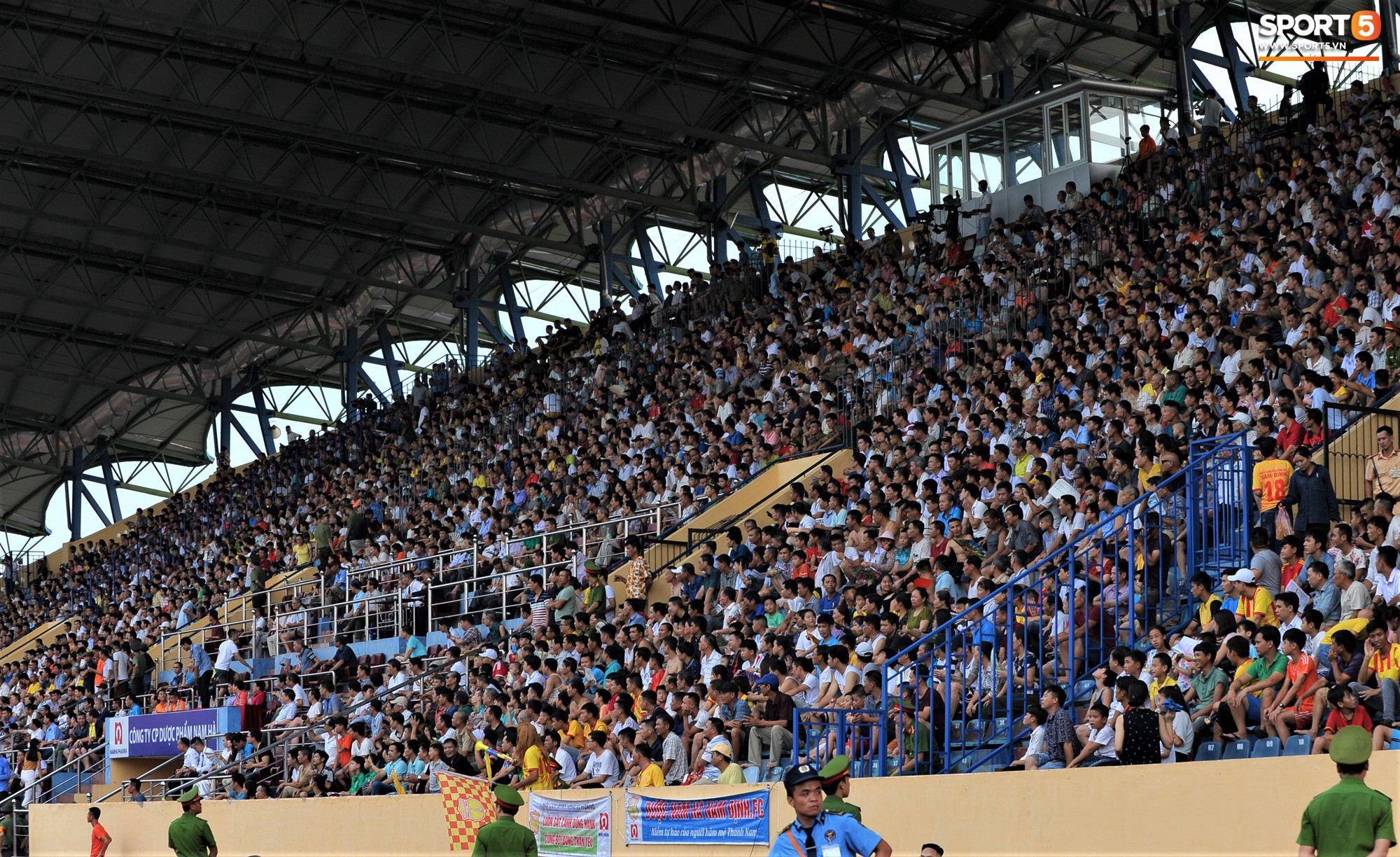 Không sở hữu nhiều tuyển thủ, sân Thiên Trường của Nam Định vẫn đông khán giả nhất lượt đi V.League 2019 - Ảnh 12.