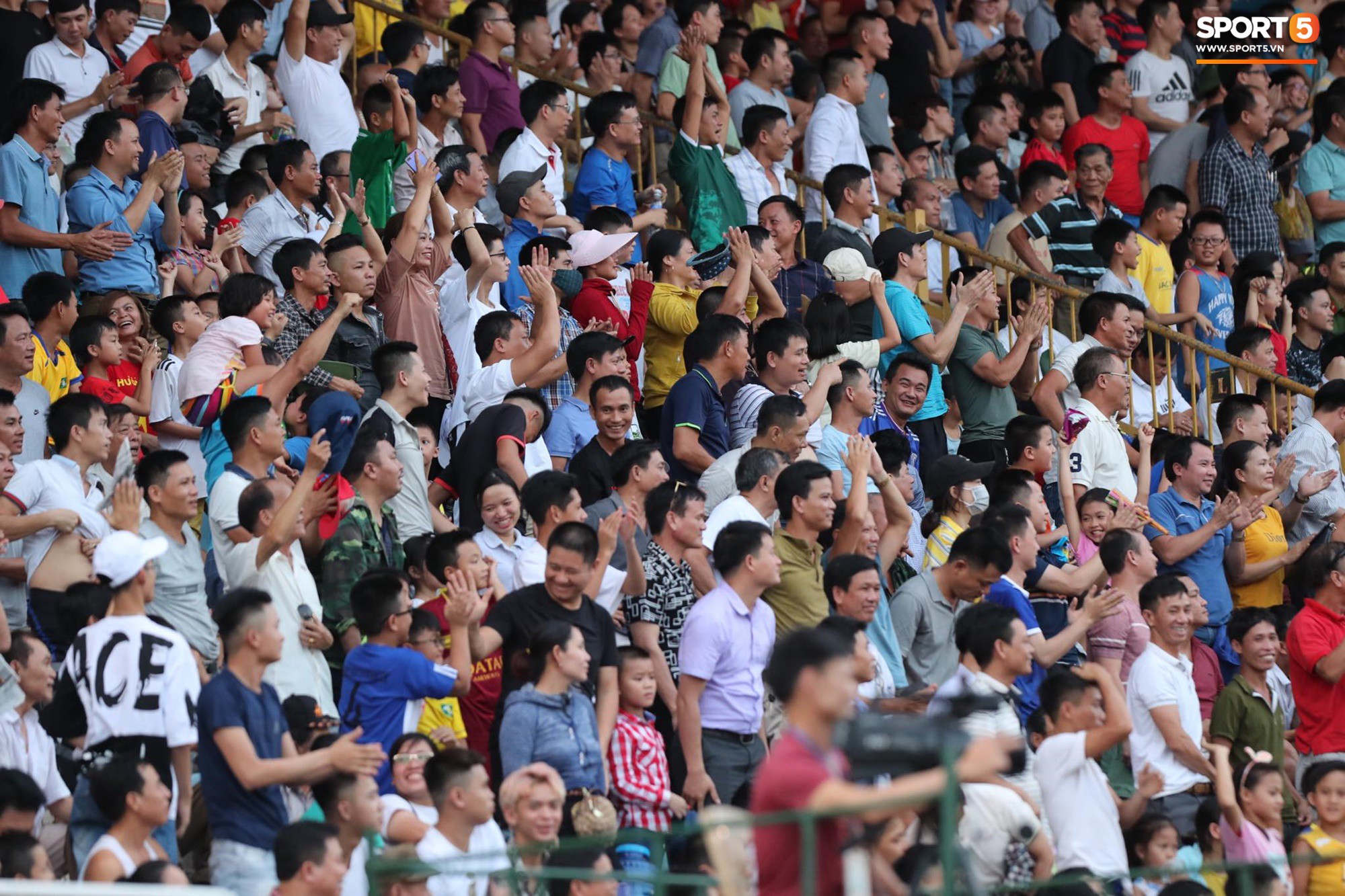 Không sở hữu nhiều tuyển thủ, sân Thiên Trường của Nam Định vẫn đông khán giả nhất lượt đi V.League 2019 - Ảnh 13.