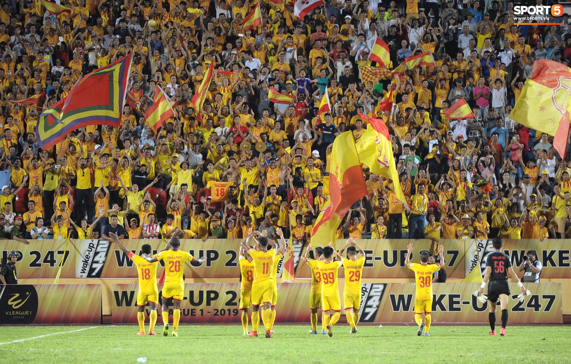 Không sở hữu nhiều tuyển thủ, sân Thiên Trường của Nam Định vẫn đông khán giả nhất lượt đi V.League 2019 - Ảnh 15.