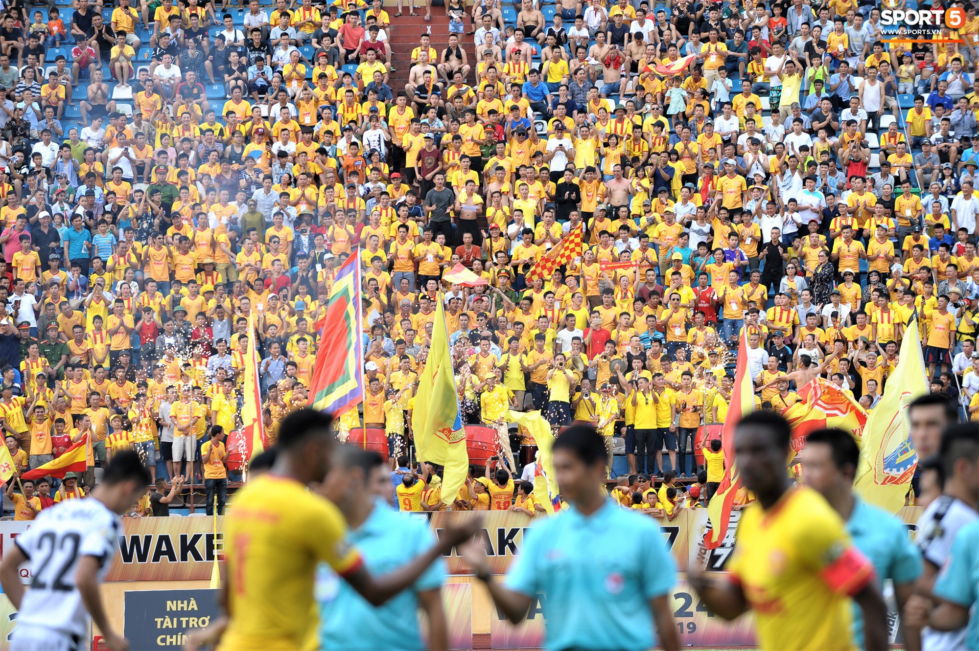 Không sở hữu nhiều tuyển thủ, sân Thiên Trường của Nam Định vẫn đông khán giả nhất lượt đi V.League 2019 - Ảnh 2.