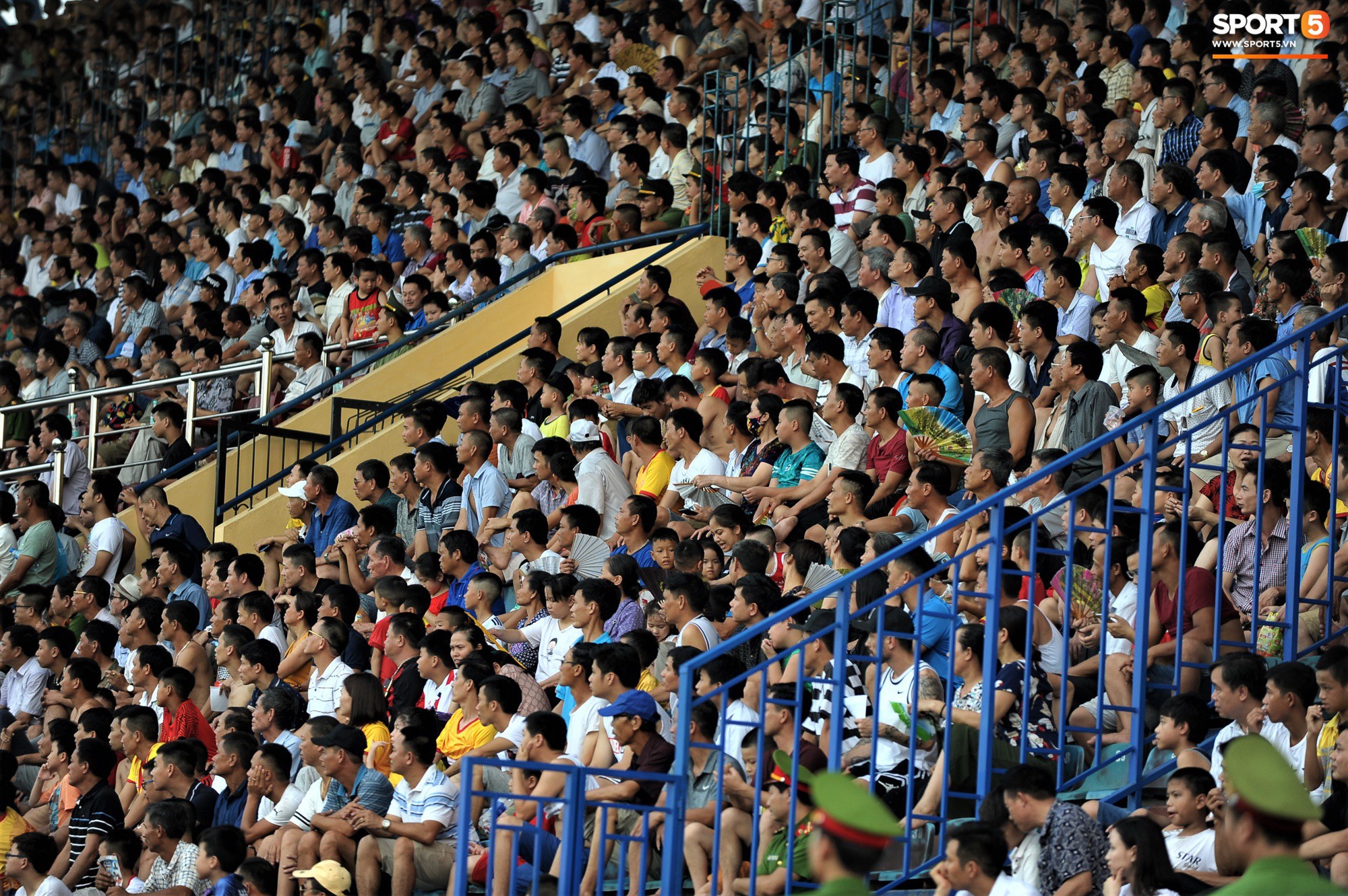 Không sở hữu nhiều tuyển thủ, sân Thiên Trường của Nam Định vẫn đông khán giả nhất lượt đi V.League 2019 - Ảnh 3.